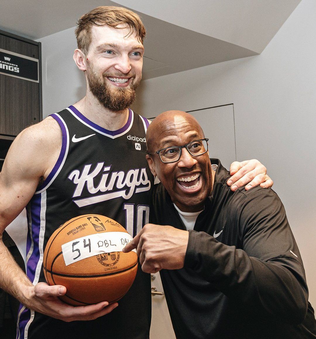 Sabonis comemora feito pelo Sacramento Kings / @SacramentoKings