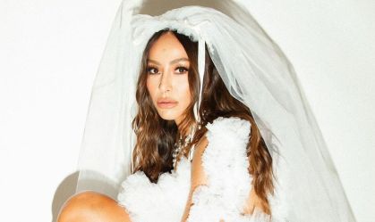 Sabrina Sato surge vestida de noiva