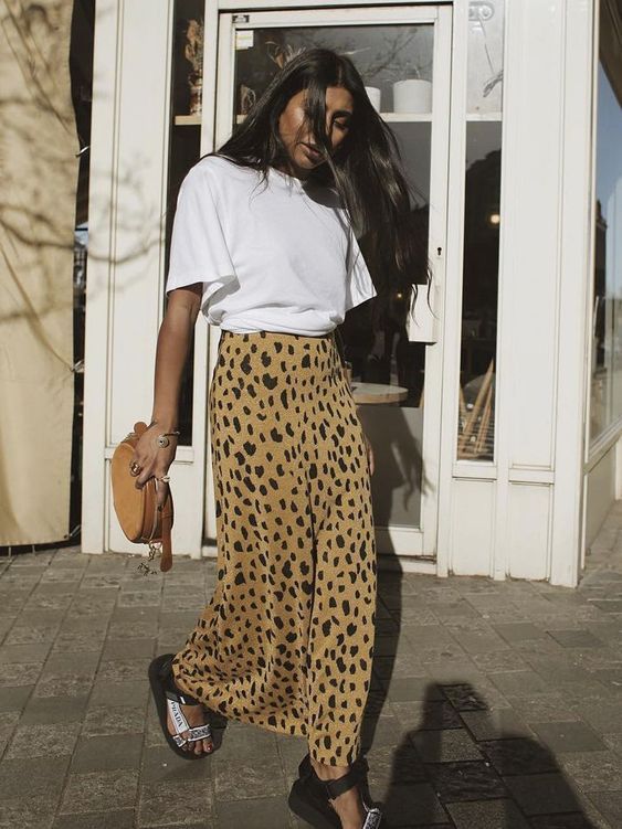 Saia de animal print e blusa branca é a combinação certeira / Reprodução/Pinterest