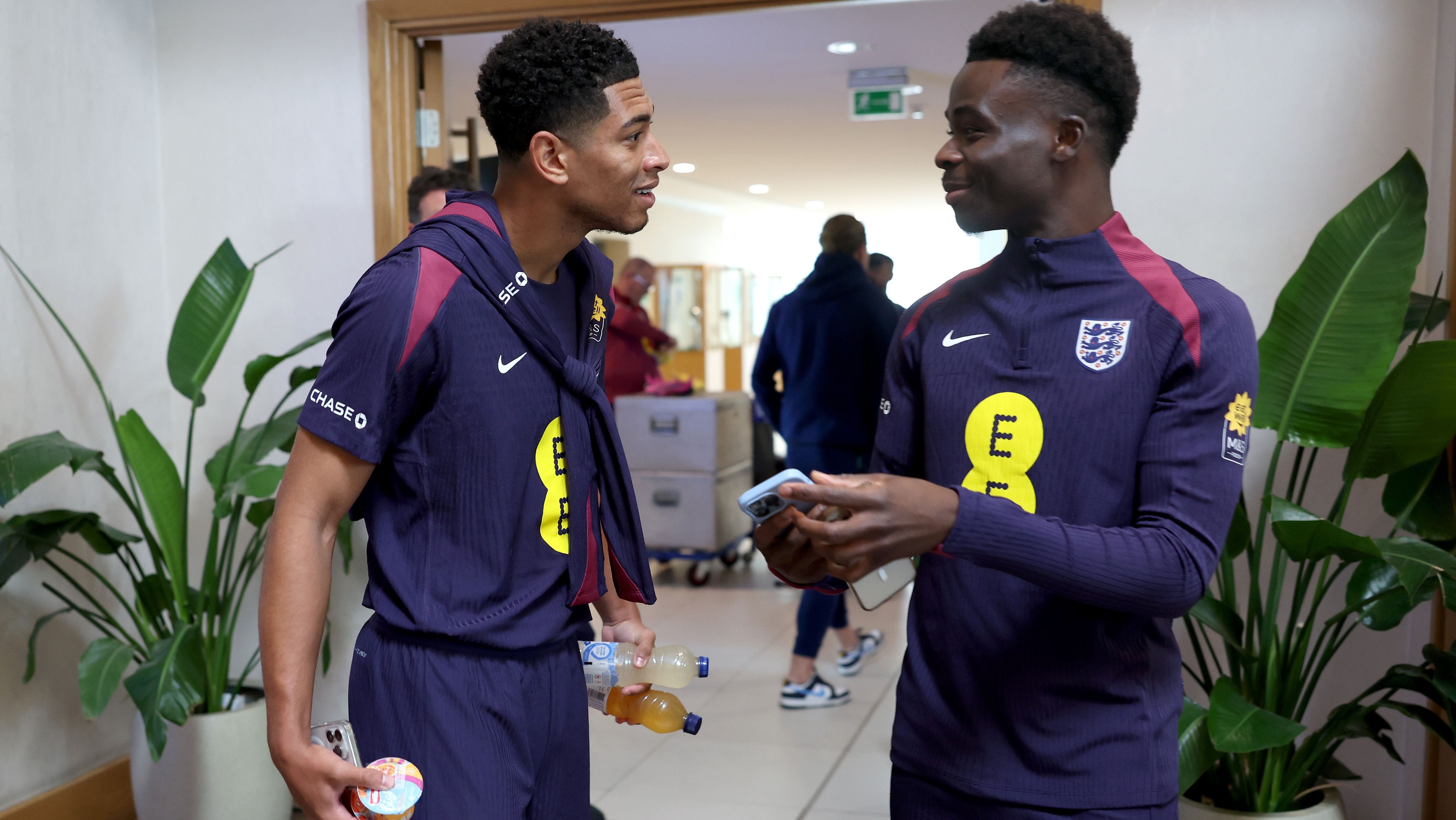 Bellingham e Saka conversam na concentração da Inglaterra