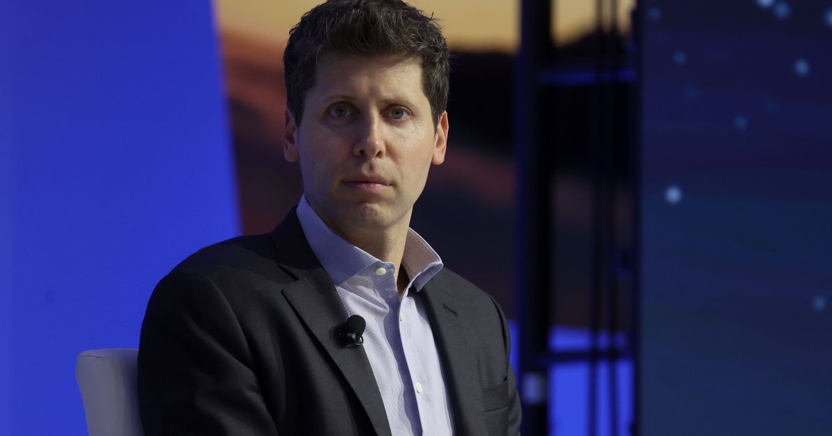 CEO da OpenAI se desculpa por não sinalizar conversas de atirador com IA