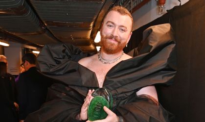 Sam Smith fala sobre acidente de esqui que causou lesão no joelho