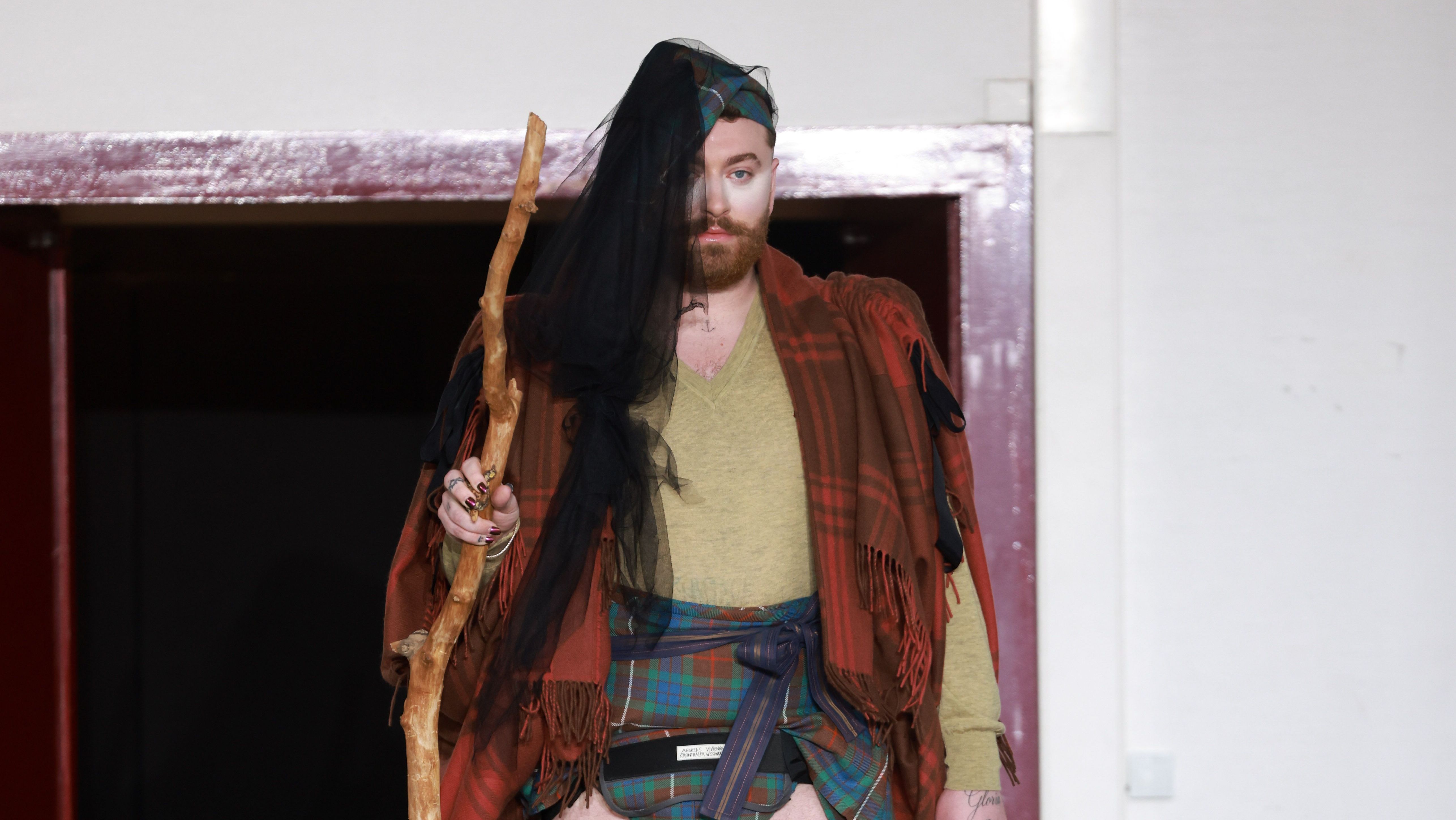 Sam Smith participou da desfile da Vivienne Westwood na Semana de Moda de Paris