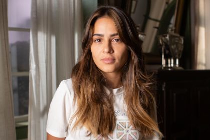 Giullia Buscacio é Sandra em "Renascer"
