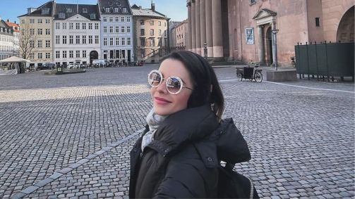 Sandy faz primeira viagem solo para Copenhage, na Dinamarca