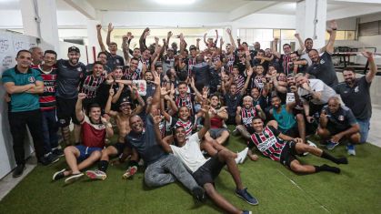 Elenco do Santa Cruz comemora classificação para a Série D de 2025