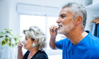 Saúde bucal influencia o bem-estar emocional de idosos, mostra estudo 