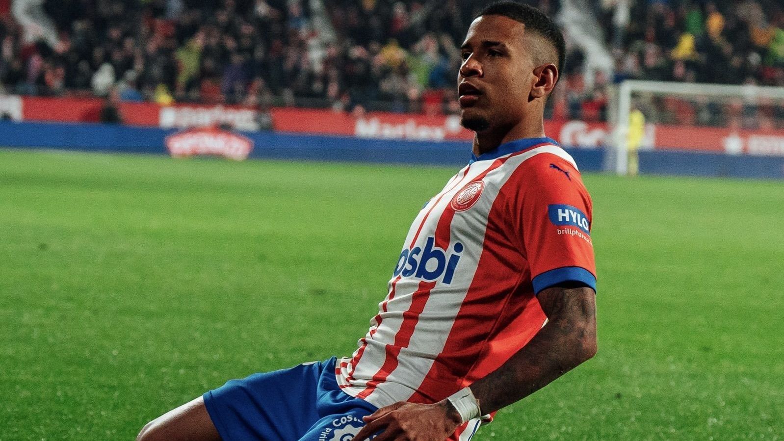Savinho comemora gol