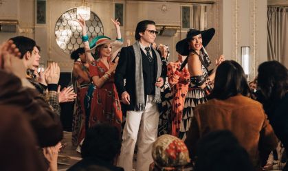Série que conta trajetória de Karl Lagerfeld estreia em junho; veja o trailer