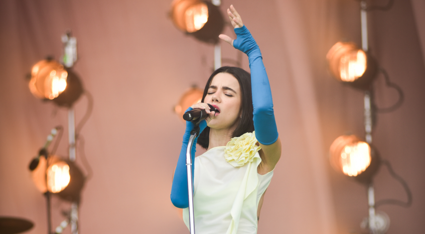 15 minutos atrasada e embaixo chuva amena, a cantora se apresentou no palco alternativo do Lolla / Leo Franco/AgNews