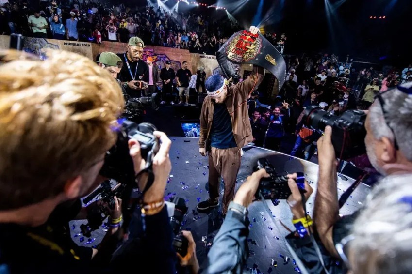 Van Gorp comemora a vitória na final mundial de breaking do Red Bull BC One em Mumbai, Índia / Little Shao/Red Bull