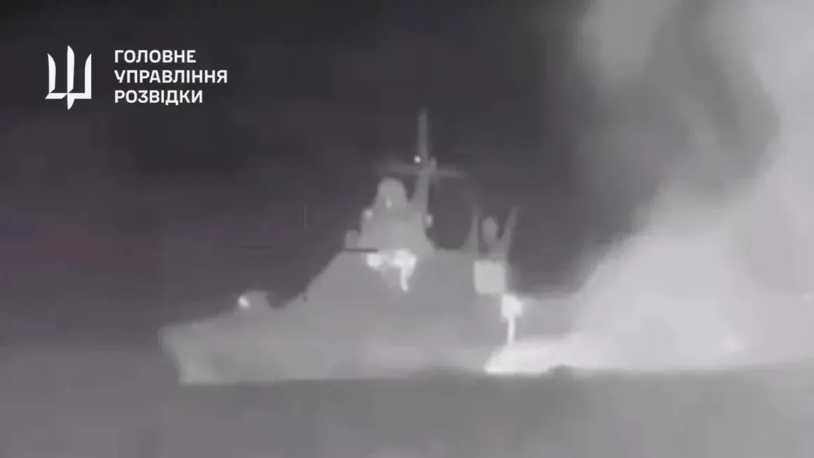 Print de vídeo da Inteligência de Defesa ucraniana mostra o navio patrulha russo Sergei Kotov, que teria sido atingido no Mar Negro