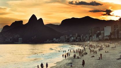 Pôr do sol em praia no Rio de Janeiro