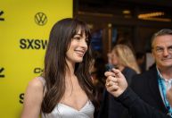 Anne Hathaway se emociona e chora no SXSW: 