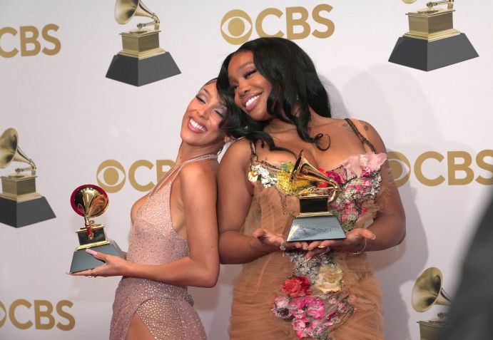 SZA e Doja Cat levaram o Grammy de Melhor Performance Pop Duo/Grupo em 2022 por "Kiss Me More" / Kevin Mazur/Getty Images for The Recording Academy