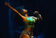 Após show no Lollapalooza, SZA se declara ao Brasil: 