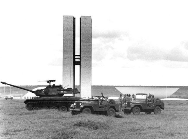 Tanques são vistos a frente da Esplanada / Reprodução/Senado