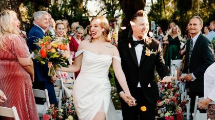 Sierra O'Connell ouvia suas melhores amigas cantarem uma versão de "Love Story" adaptada para a sua história de amor