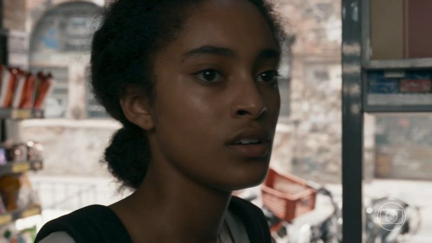 Teca (Lívia Santos) fugirá ao flagrar Venâncio (Rodrigo Simas) e Eliana (Sophie Charlotte) juntos / Reprodução/Globoplay