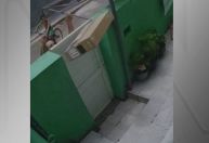 Vídeo: Entregador arremessa caixa com TV por cima de muro no Rio