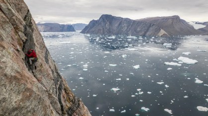 Alex Honnold escalando o Ingmikortilaq, na Groenlândia