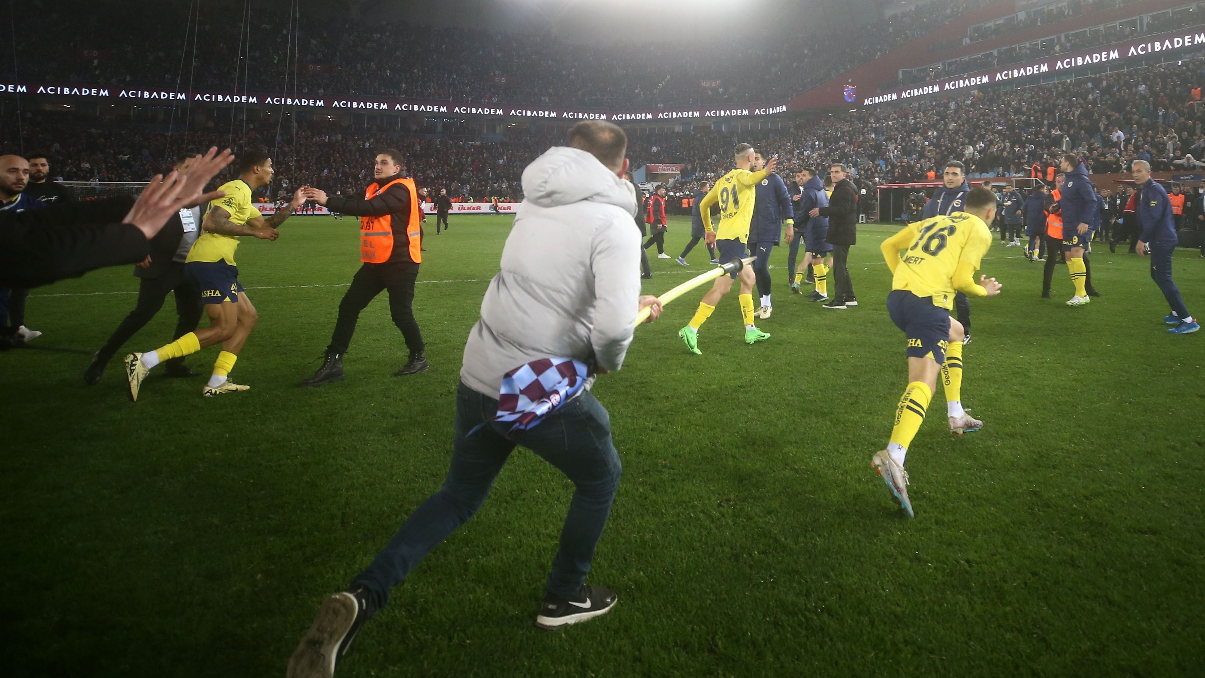 Torcedores do Trabzonspor entraram em confronto com jogadores do Fenerbahçe