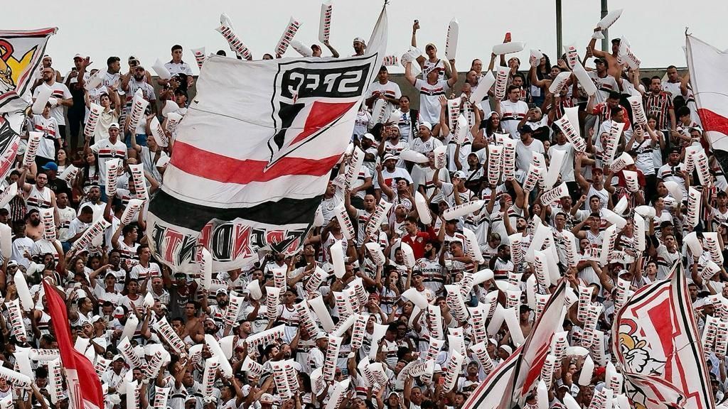 Torcedores do São Paulo e Corinthians entrando no estádio para a final do Brasileirão Feminino