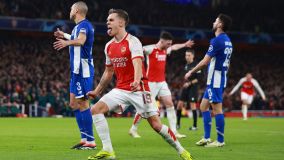 Trossard comemora o gol do Arsenal sobre o Porto no tempo normal