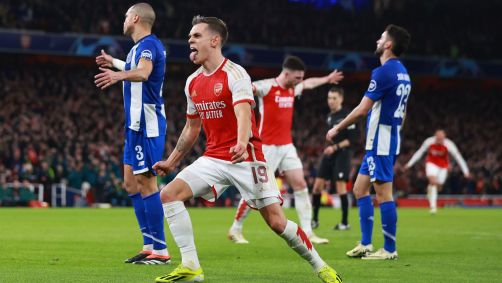 Trossard comemora o gol do Arsenal sobre o Porto no tempo normal