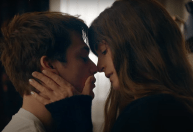 Anne Hathaway se apaixona no trailer de 