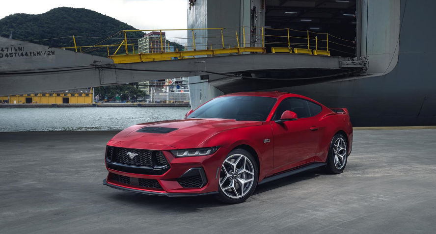 Ford já tem unidades do Mustang 2024 "normal" no Brasil; vendas começam em breve / Divulgação/Ford