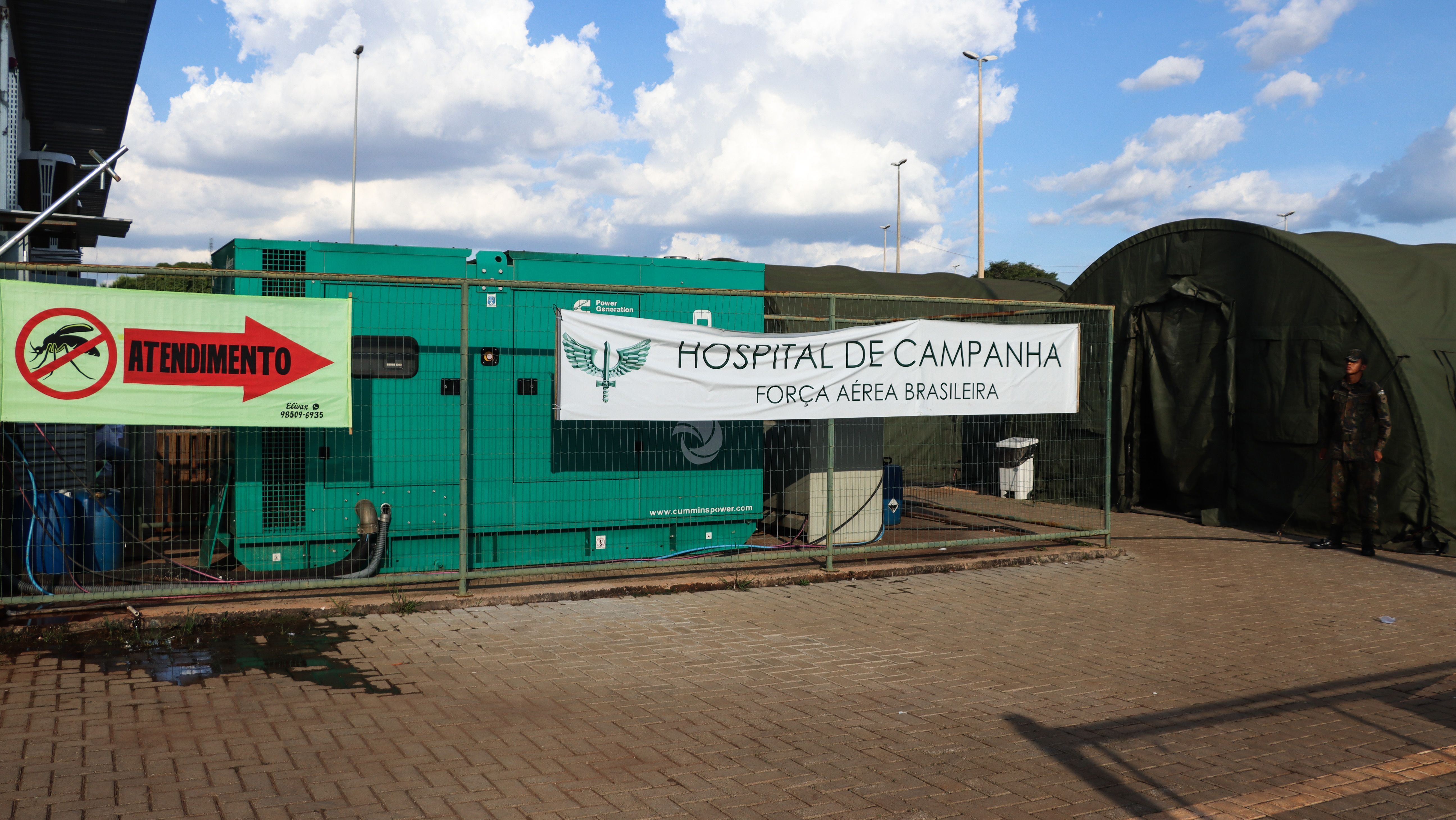 Hospital de campanha para pacientes com dengue em Brasília; DF decretou estado de emergência por causa da doença