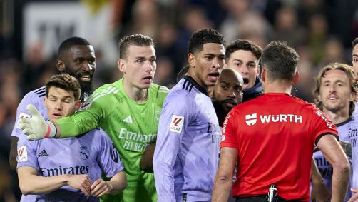 Bellingham reclama com o árbitro Gil Manzano após o fim da partida com o Valencia