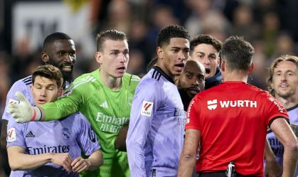 Bellingham reclama com o árbitro Gil Manzano após o fim da partida com o Valencia