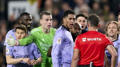 Bellingham reclama com o árbitro Gil Manzano após o fim da partida com o Valencia