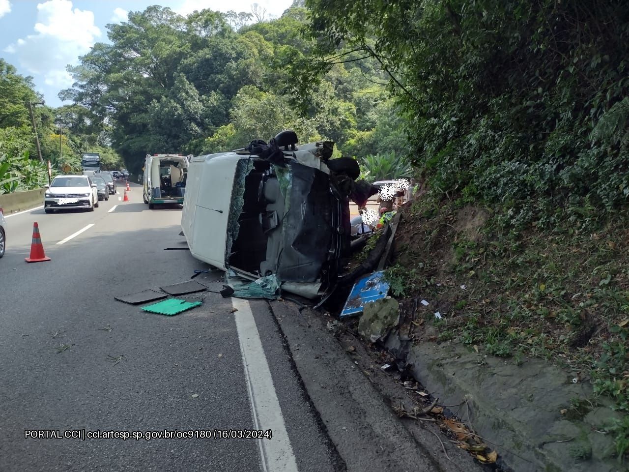 Van tomba com 19 pessoas na rodovia Anchieta, em Cubatão / Artesp