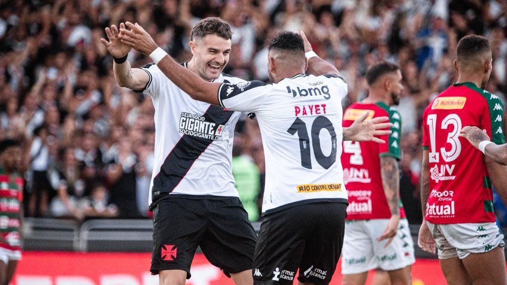 Vegetti e Payet comemoram gol sobre a Portuguesa pelo Carioca
