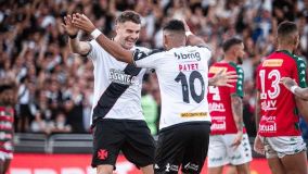 Vegetti e Payet comemoram gol sobre a Portuguesa pelo Carioca