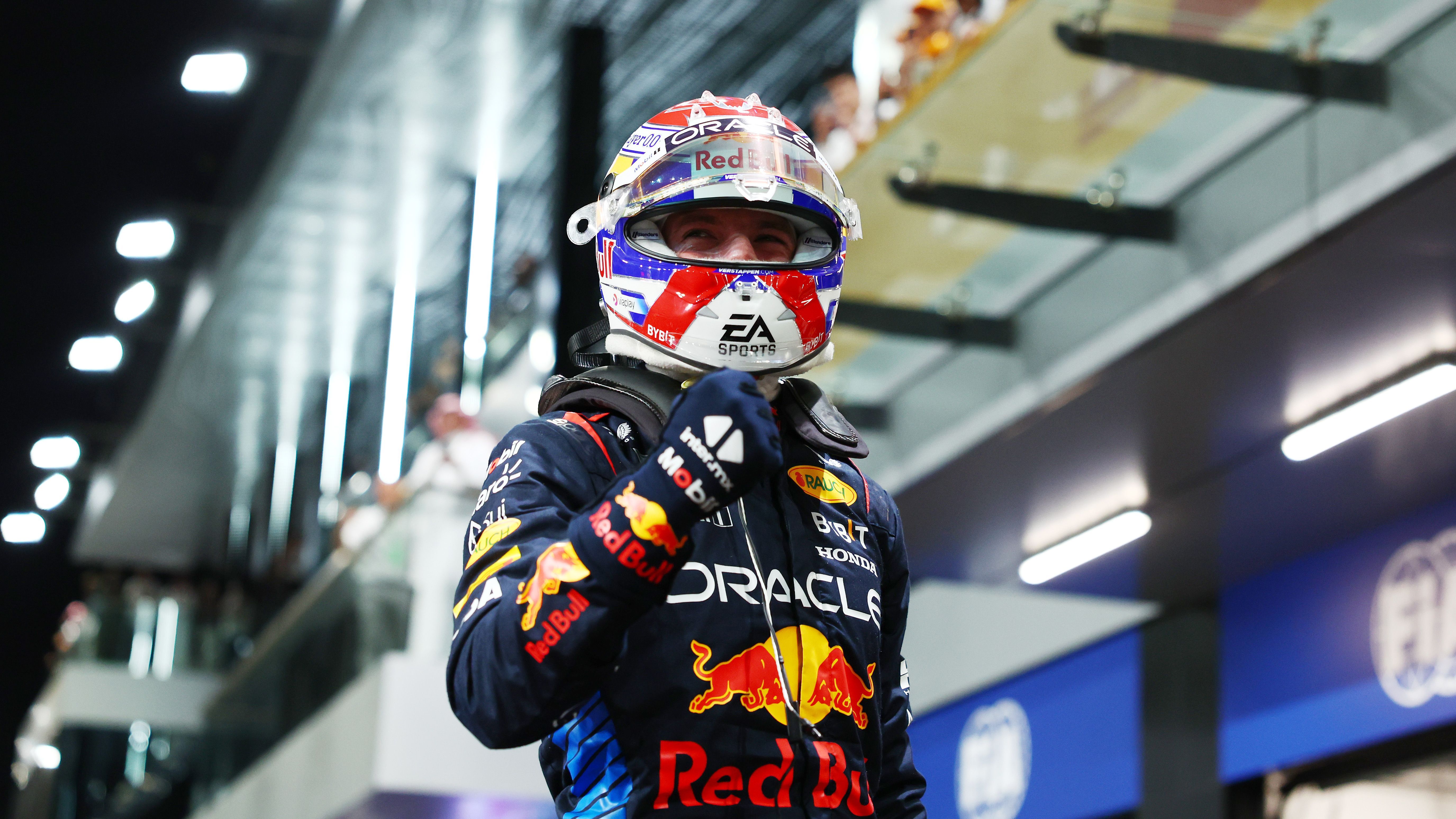 Max Verstappen comemora a pole position na Arábia Saudita
