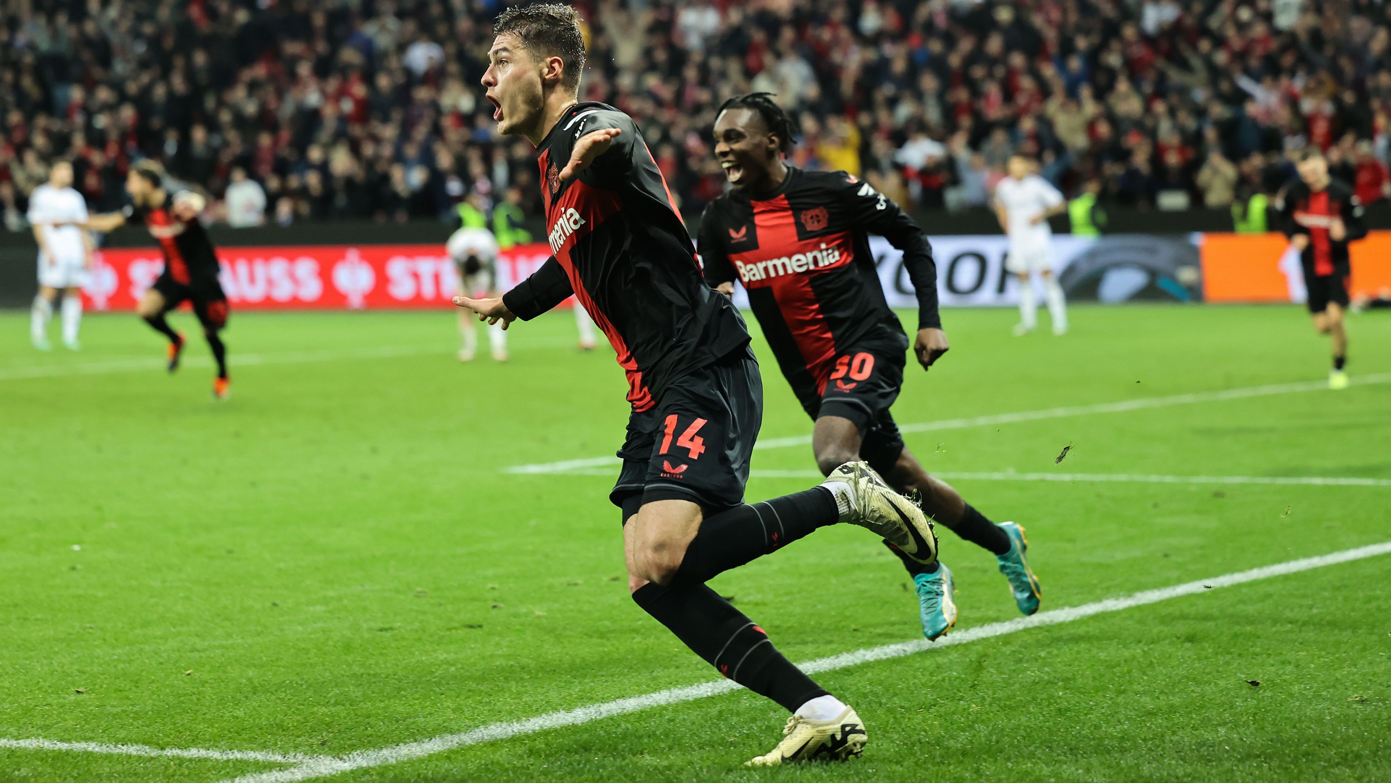 Patrik Schick comemora o gol da virada do Bayer Leverkusen sobre o Qarabag aos 53 minutos do segundo tempo