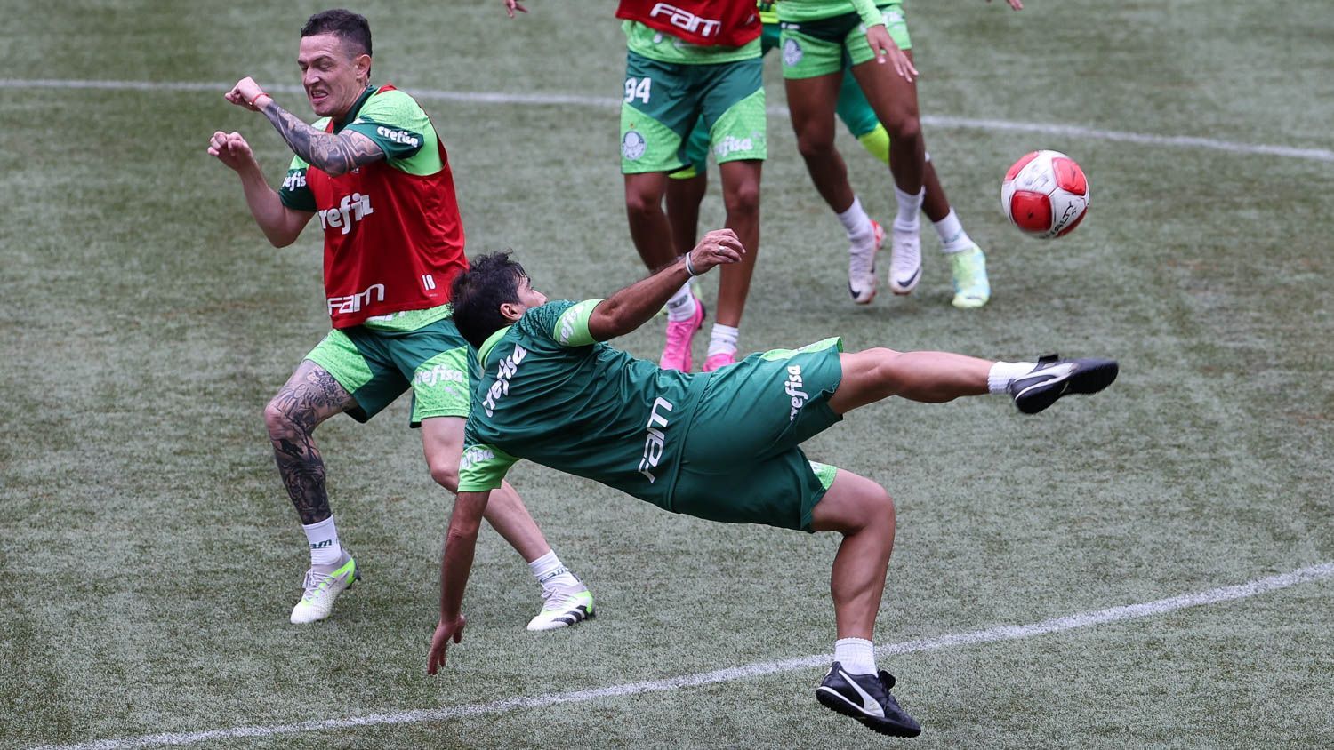Abel Ferreira tenta voleio em treino do Palmeiras no Allianz Parque