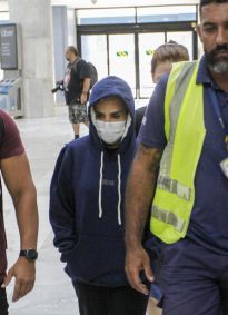 Wanessa Camargo no aeroporto com roupa de moletom e capuz