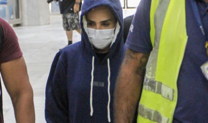 Wanessa Camargo no aeroporto com roupa de moletom e capuz