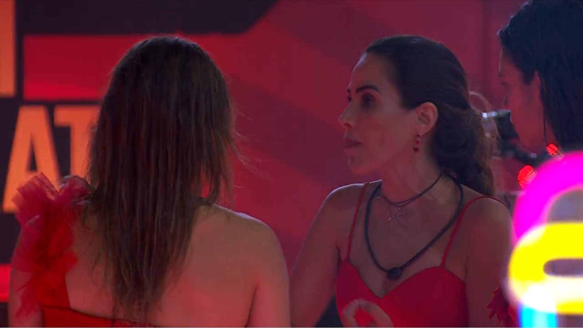 Wanessa discutiu sobre Davi com outros brothers na festa