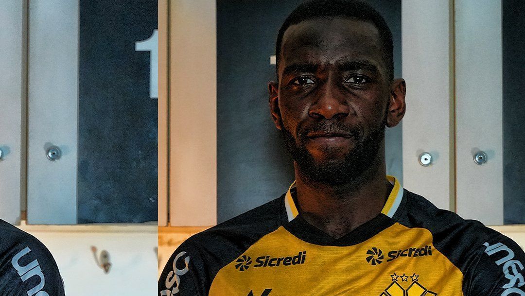 Yannick Bolasie veste a camisa do Criciúma