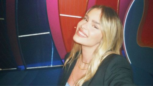 Yasmin Brunet recebe homenagem de fãs na Times Square