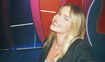 Yasmin Brunet recebe homenagem de fãs na Times Square