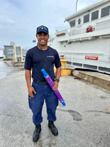 O suboficial da Guarda Costeira dos EUA, Eugene Halishlius, é da Micronésia. / US Coast Guard Forces Micronesia