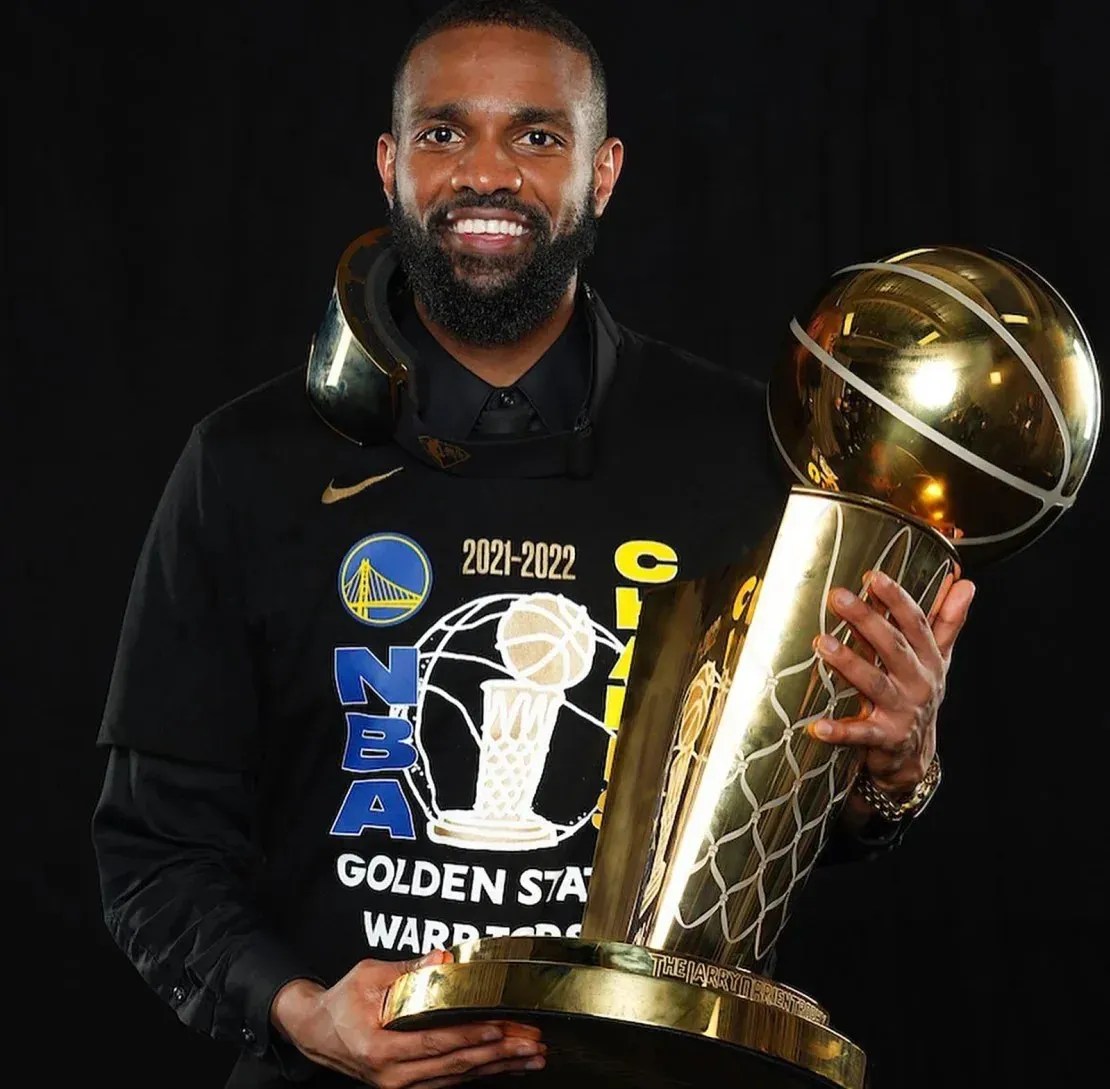 Mujtaba Elgoodah fazia parte da equipe de bastidores quando o Golden State Warriors conquistou o título da NBA em 2022 / National Basketball Association/ Caledonian Braves