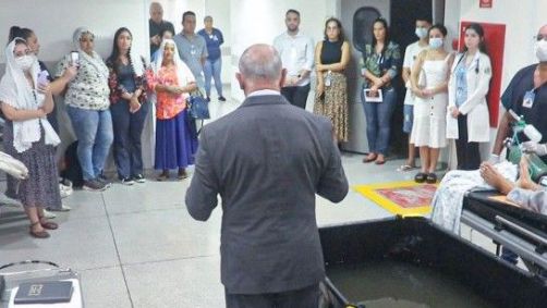 Cerimônia de batizado foi realizada dentro de hospital em Campo Grande (MS)